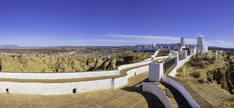 瓜迪克斯的Mirador Cerro de la Bala，唤起周围环境的全景点(安达卢西亚，西班牙)